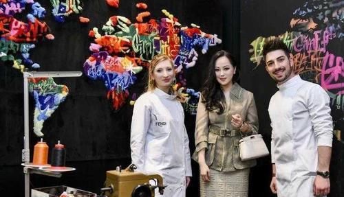  女性朋友@章小蕙穿搭真高级！网格套装端庄大气，搭配大波浪卷发风情万种