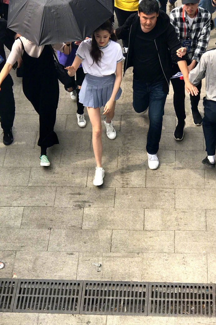 关晓彤短裙秀大美腿,路人下高位视角都这么长