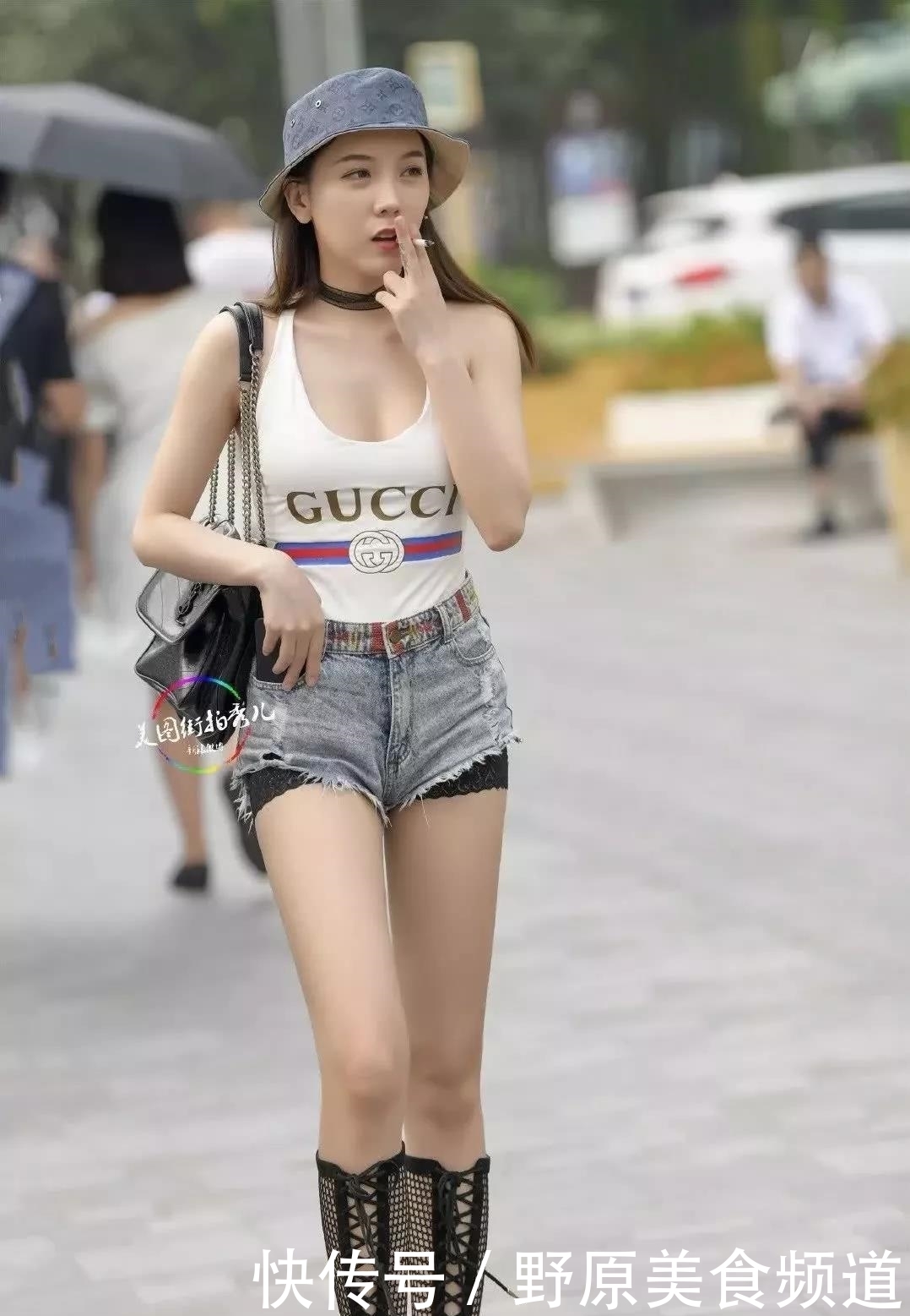 『泳装』时尚街拍一袭紧身泳装穿出门的妹子,这样真的好吗