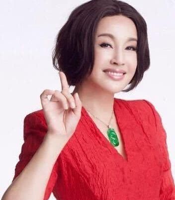  翡翠首饰的一般：翡翠误区：翡翠适合年纪大的人佩戴