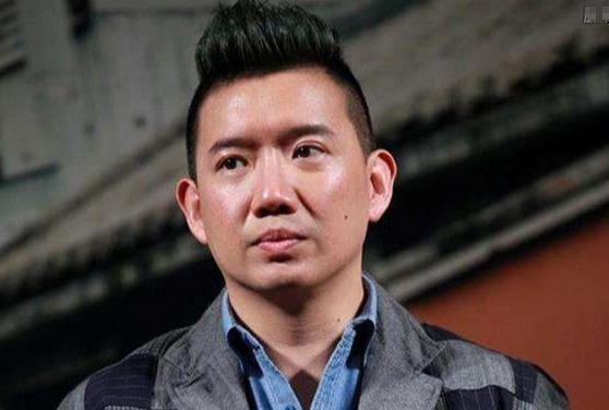 却有一个人忘恩负义,他就是《无间道》里的饰演傻强的杜汶泽