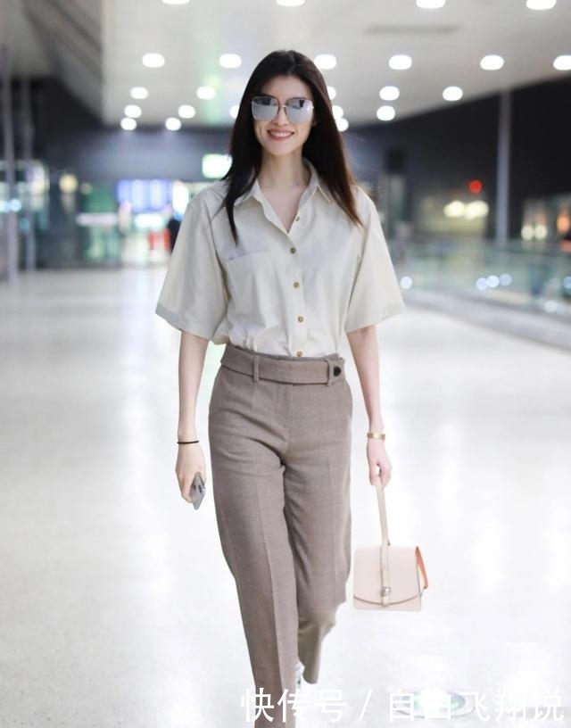 来看看@早春没有衣服穿?衬衫“一衣多穿”的穿搭指南,经典简约又优雅