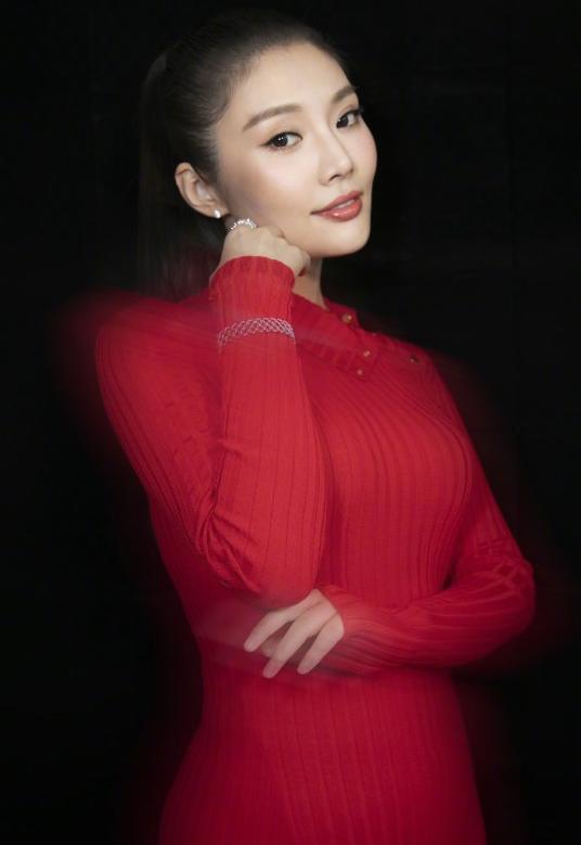 徐冬冬穿“西红柿装”，瞬间变身淘宝大妈模特，简直太尴尬！