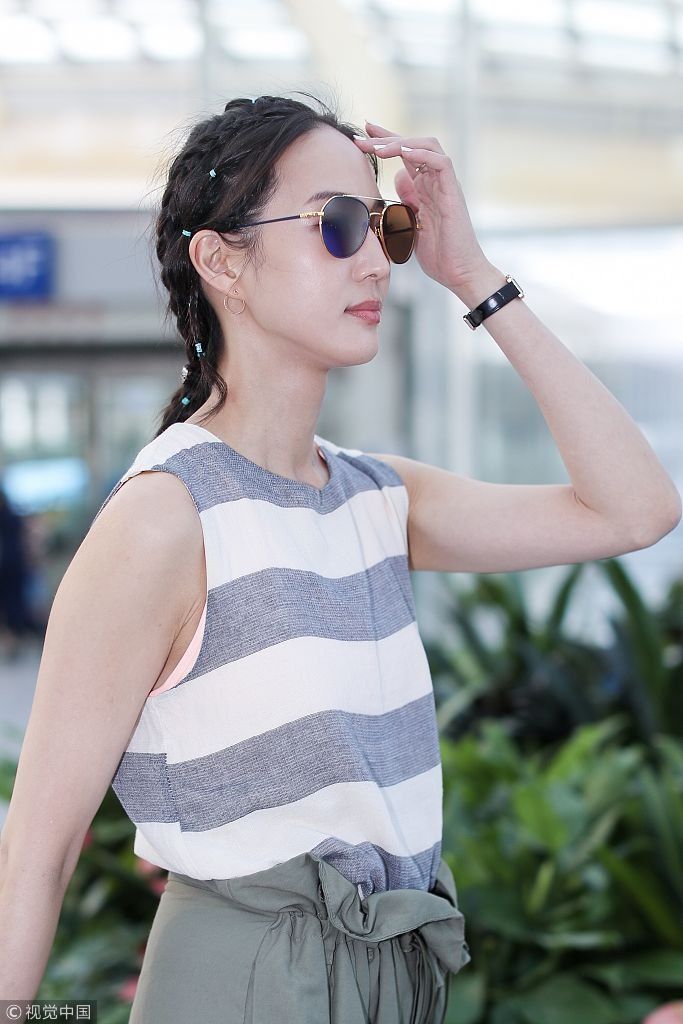 张钧甯梳满头小辫儿发型“小心机”  穿无袖衫搭阔腿裤满满清凉感