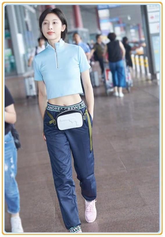 张俪的时尚看不懂！穿凉拖鞋却配羊毛袜，网友：我穿就是一傻子！