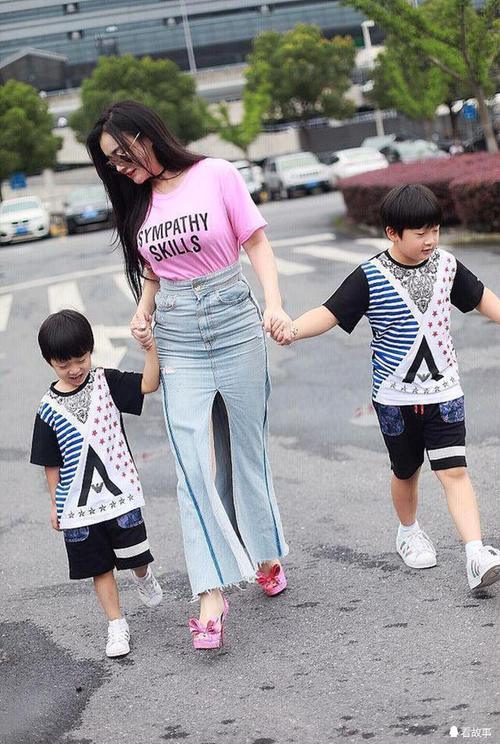 冉莹颖真拼,这样的身材却敢穿紧身露脐装,带娃这样穿合适吗?