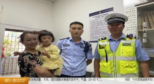 [车流]「暖新闻」监控实拍民警同志，你在车流中抱起迷路小孩的样子真帅！为你点赞