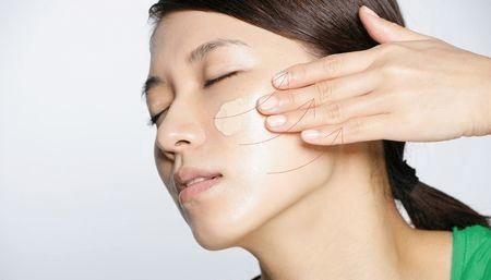  「高原红腮红」粗眉毛、蟑螂腿、妆容朦胧…新手化妆的这些难堪错误观念