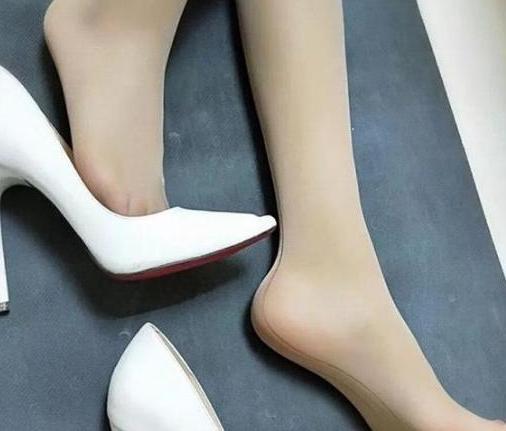细跟鞋是女人的标志，并且乐此不疲地享受它带来的自信与美丽