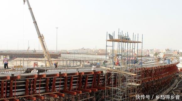  高铁■全球首条沙漠高铁，总投资1100亿元，不在中国却由中国人