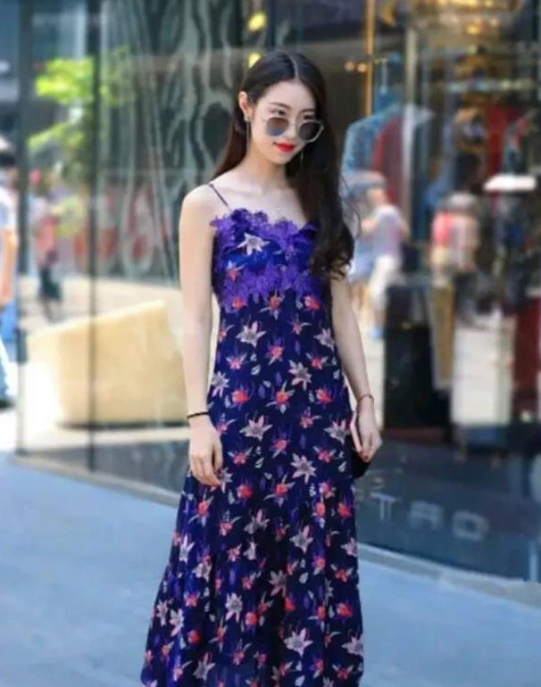  美女■街拍：艳若桃李的美女，一条红色的连衣裙，时尚女性魅力