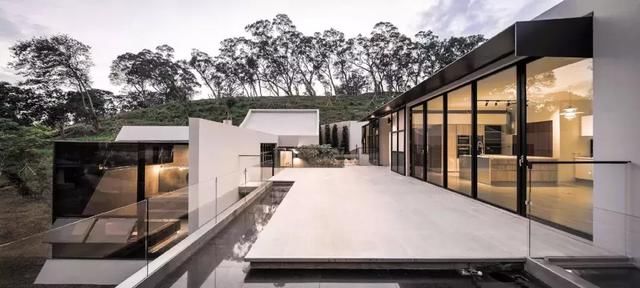 他买下30000小山头，造了一栋隐居的房子，远离城市，幽静清心