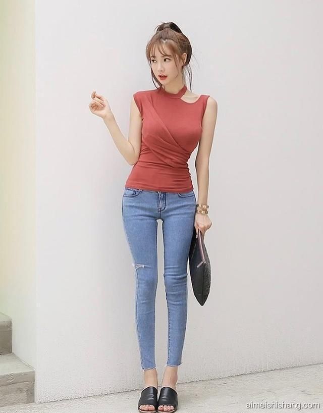 年轻活力的牛仔裤美女，穿搭随意舒适，秀出优雅气质