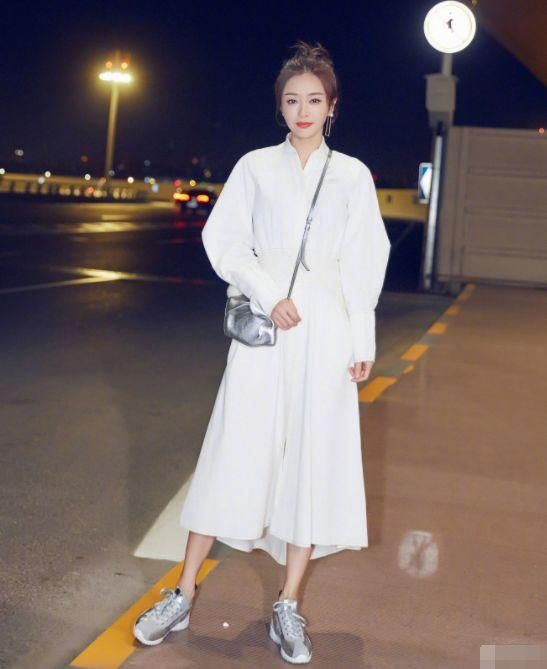 “娘娘”秦岚穿白裙减龄了不止5岁？俏皮打扮出发看秀，抢眼十足