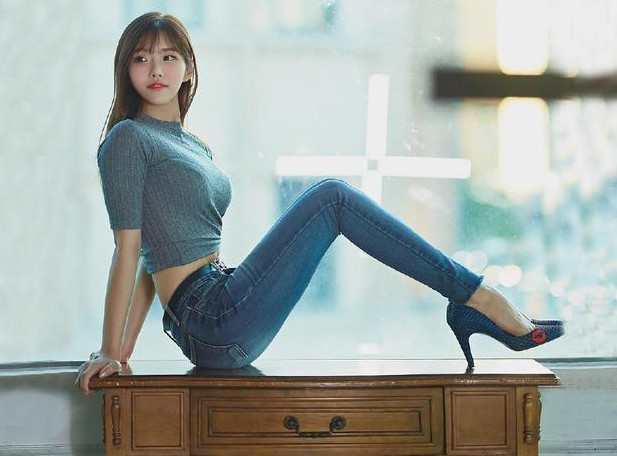 紧身牛仔裤剪裁利落,将妹子腰部的线条修饰的更加纤细优美!