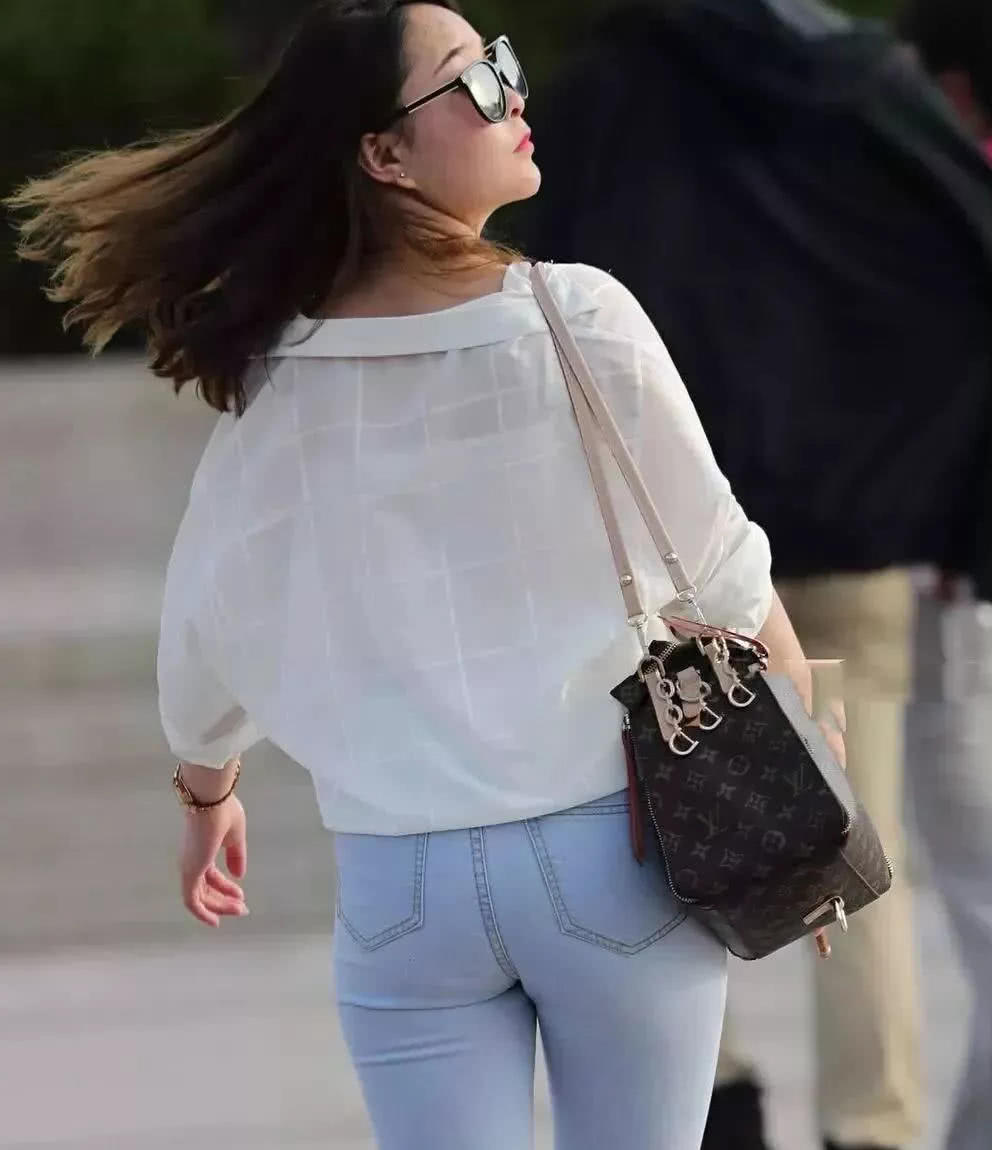 胖美人的紧身牛仔裤，浑圆饱满的背影，裤子被撑到变型