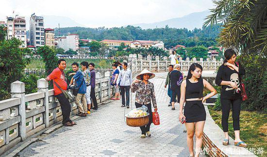 中国游客去越南，拒绝给小费，越南人怒了，直呼：怕花钱别来！