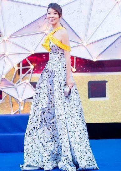 47岁闫妮,穿件别人不穿的吊带长裙,气质满分,撞衫刘涛也没输