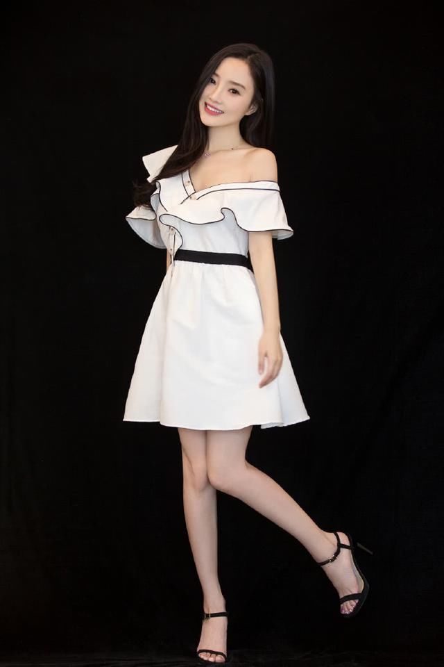 李小璐太狠了！短裤穿到大腿根还要割两刀，网友：还不如不穿！