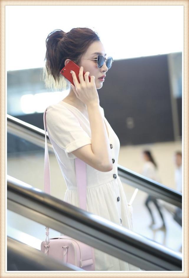 刘雯堪称最保守超模！小白裙里套裤子走机场，江疏影都比她放得开