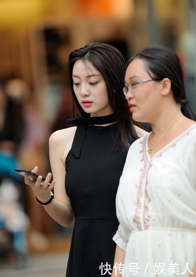 【妩媚】路人街拍,美女笑容妩媚,穿白色的休闲半袖上衣,特别有女神范