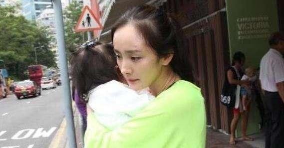 杨幂接受采访巧妙间接回应网络不实传闻称自己很疼很会照顾女儿！