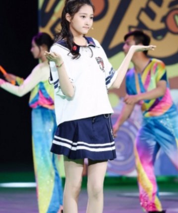 关晓彤张子枫张雪迎三小花旦同台斗艳，一人平底鞋两人高跟鞋