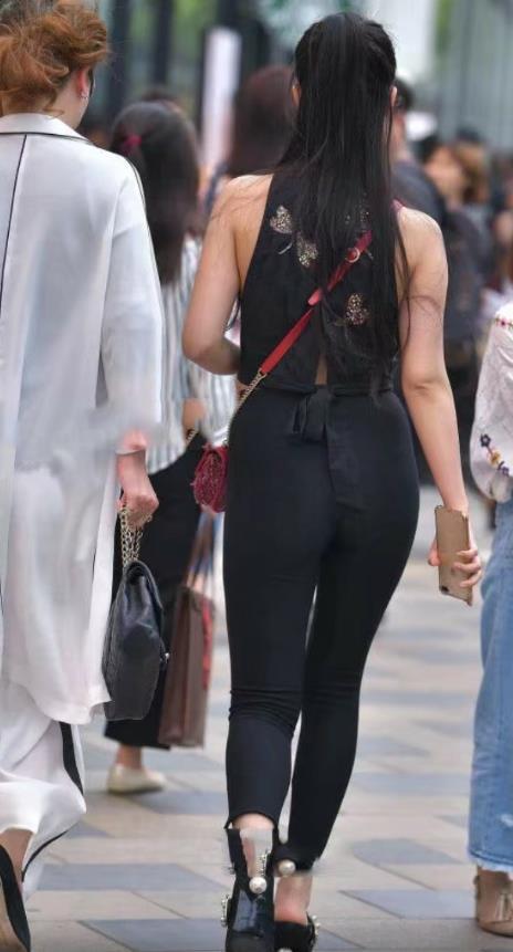 街拍：紧身裤勾勒完美翘臀，与母亲独占街头