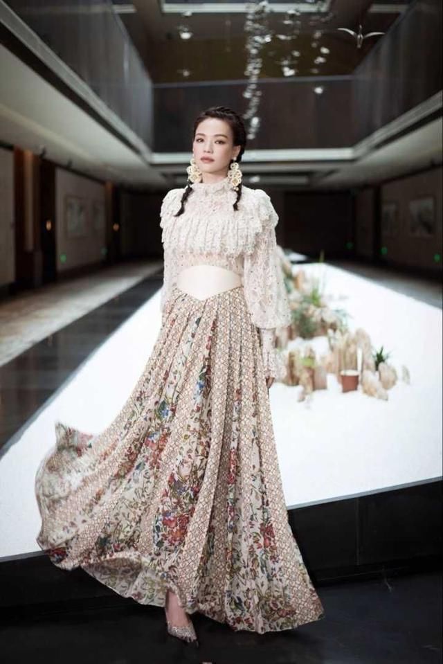 舒淇这是把“彩色窗帘”穿在了身上？顿时感觉胖了十斤！