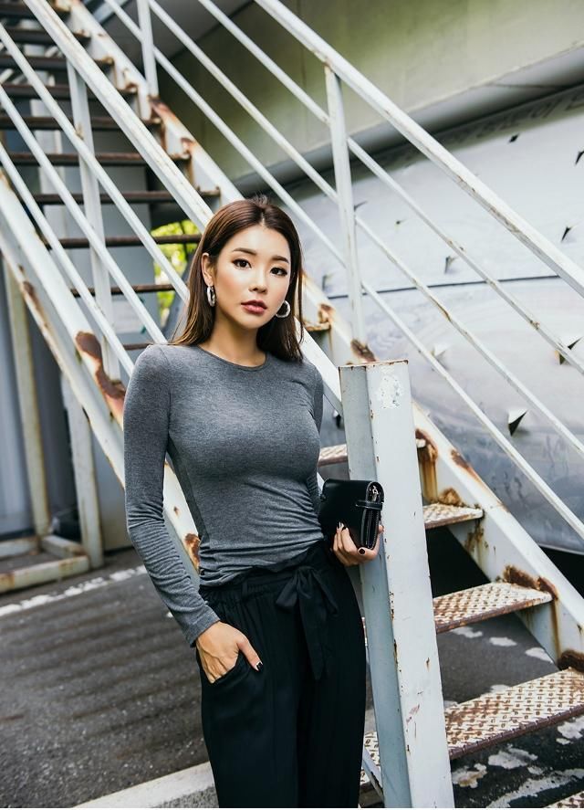 人像摄影:简约的颜色,让姑娘看上去更加具有成熟的女人味