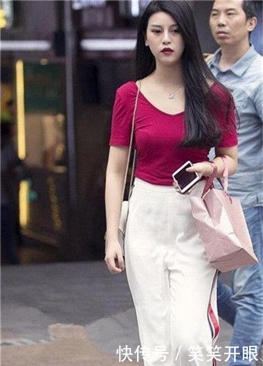 『 不失』性感而不失甜美,时尚街拍:紧致身材的小姐姐