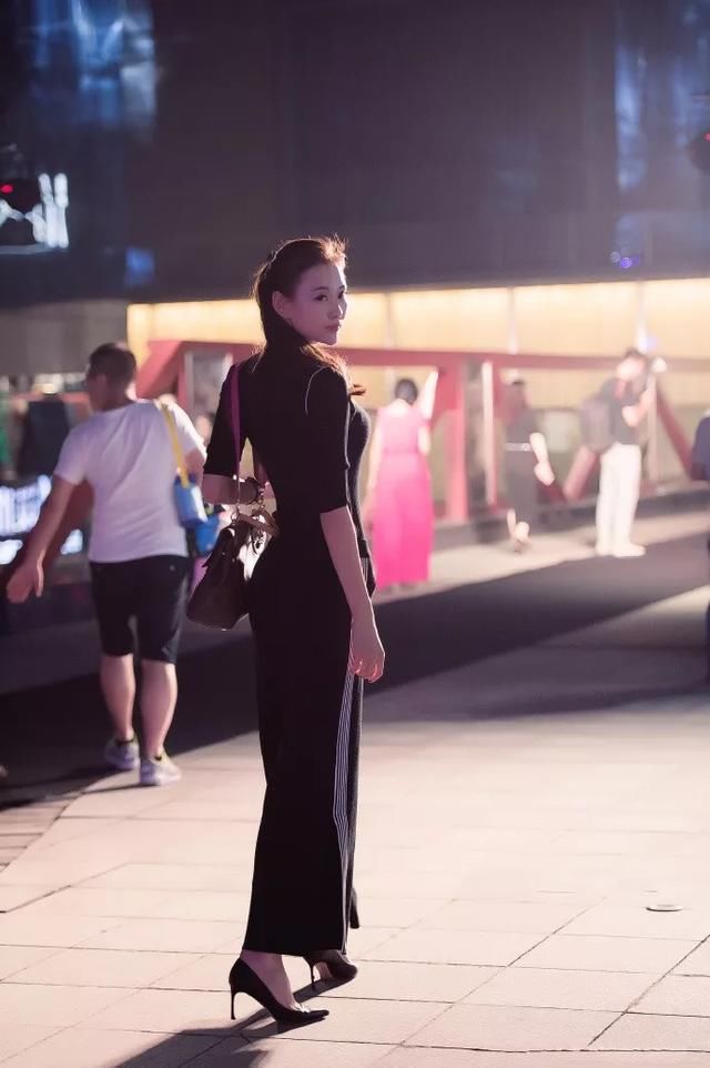  [气质]高跟鞋搭配小黑裙，气质典雅又时尚