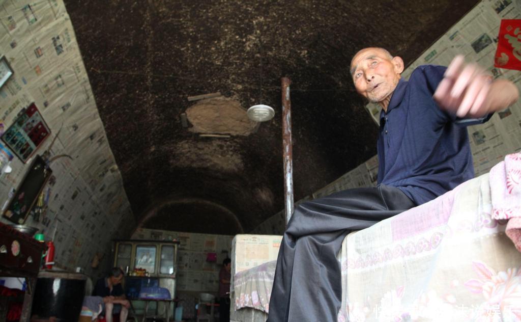 山西9旬老人住在16米长的恒温老屋，不装空调暑天睡觉还盖棉被