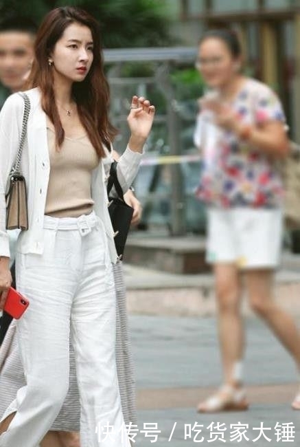 女人味|热情活泼的时尚街拍:年轻自信的美女,散发十足女人味!