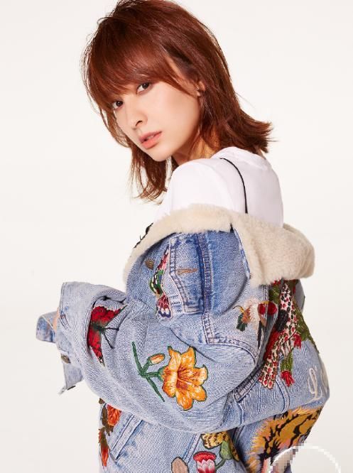 吴昕咋想的?居然穿一条土掉渣的碎花裙来走机场，尽显老气似大妈