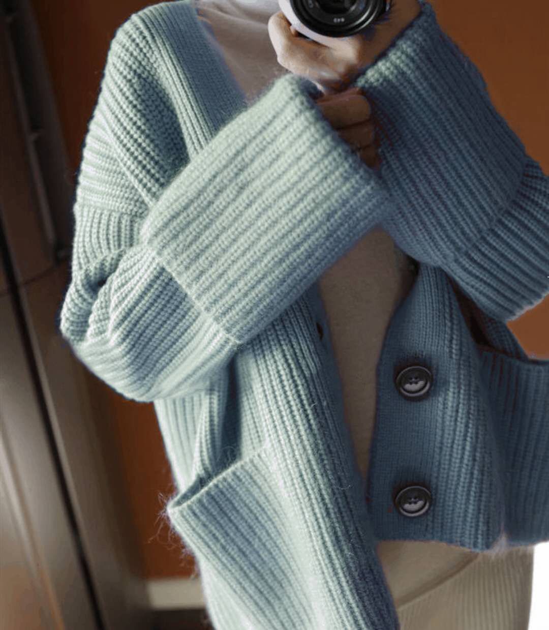 入秋渐凉，也别傻的买羽绒服了，学下面女人这样打扮，超有气质