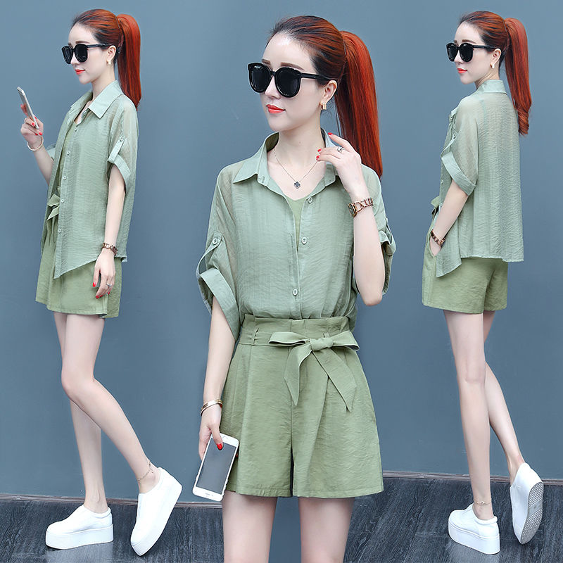 短裤套装+高跟鞋，高挑美嫩，举手投足间成为全场焦点