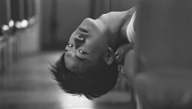  [写真]精致文艺男下关火车站拍艺术写真20岁男孩穿白色背心衬托