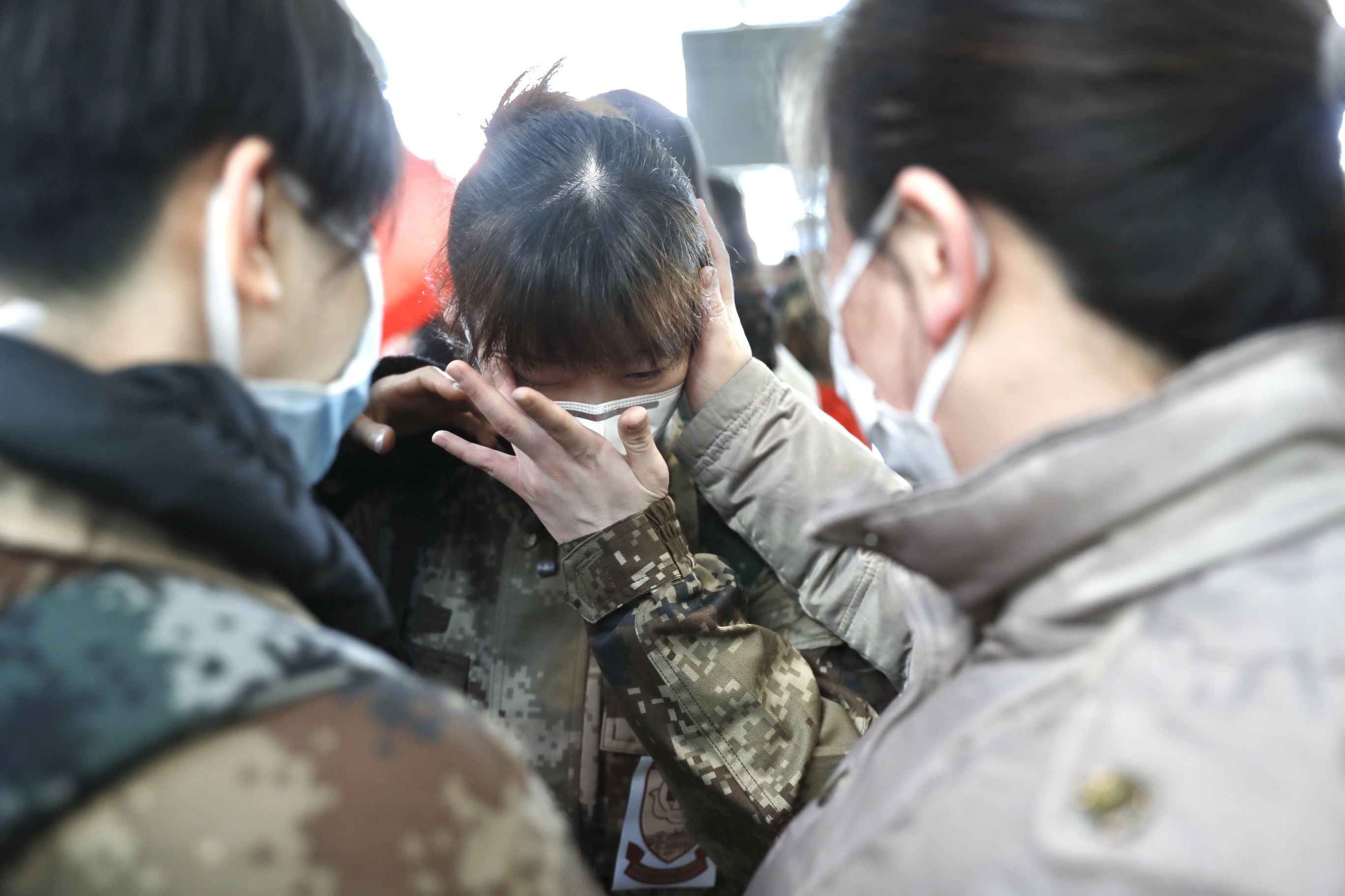  「振奋人心」上海又一批医疗队出发支援湖北 这些画面让人泪目又