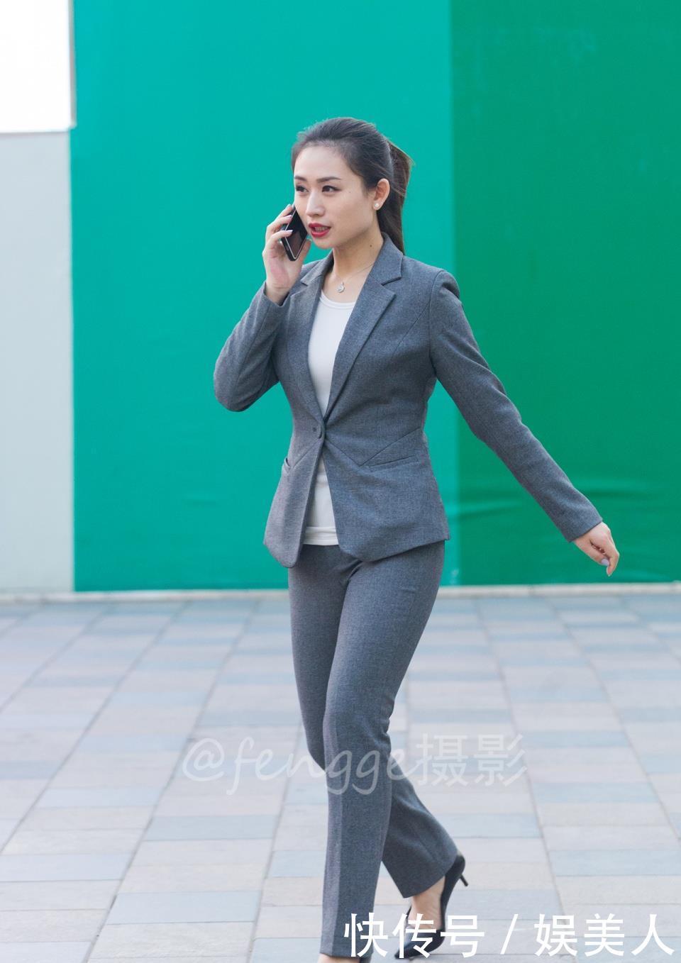 「 打电话」打电话时专注干练的样子真迷人，街拍：OL范美女身穿修身灰西装