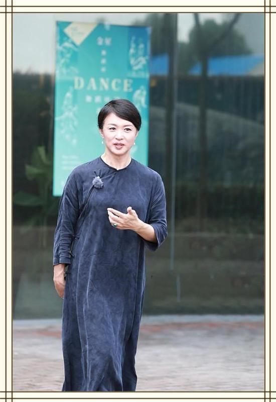 没有徐帆的气质真别穿旗袍，像金星这样穿出僧袍范得多尴尬啊！