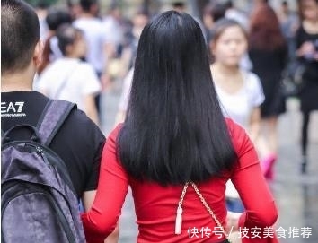  「好看」街拍：貌美肤白的小姐姐，秀出青春活力范，养眼又好看