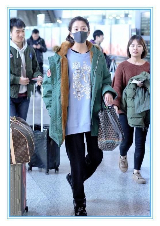 王菲不愧是天后级女神！竟把关晓彤和郑爽的买菜包背出了高级感