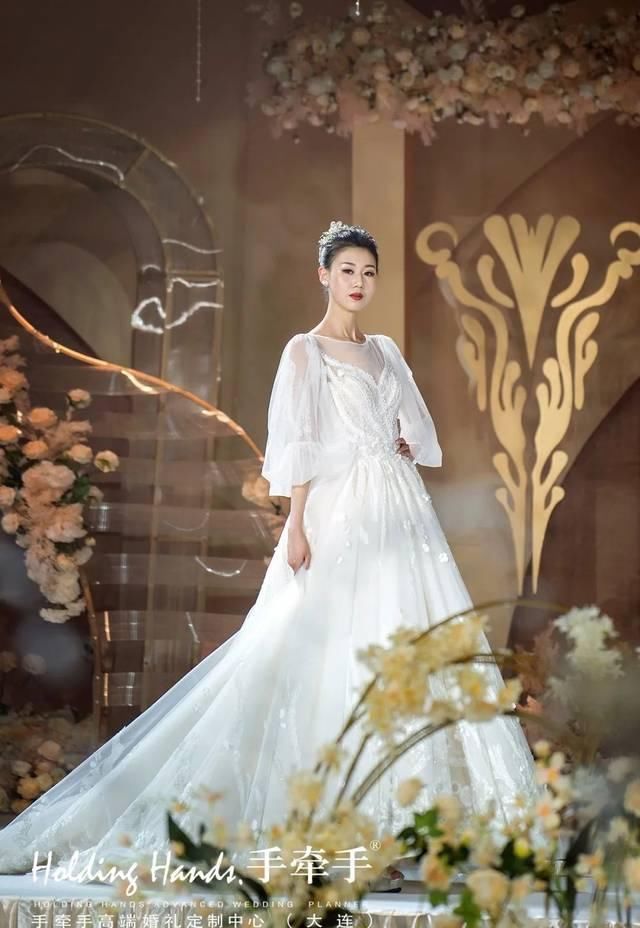  婚纱：婚礼当天婚纱礼服要选几套？答案在这儿！