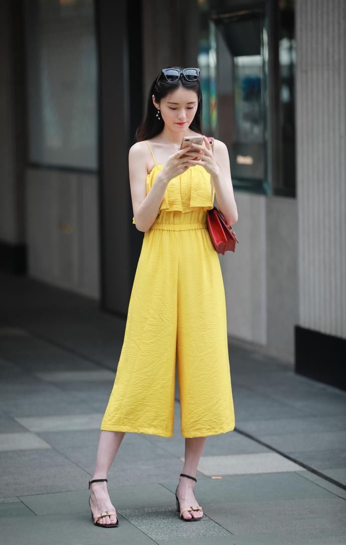 街拍:穿吊带裙的小姐姐，万种风情，更与何人说!