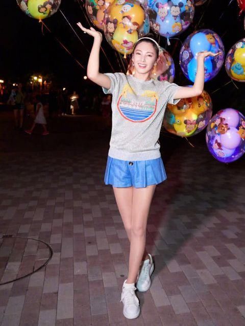 张雨绮变回小女孩?一身清爽搭配现身游乐园，长腿超抢镜