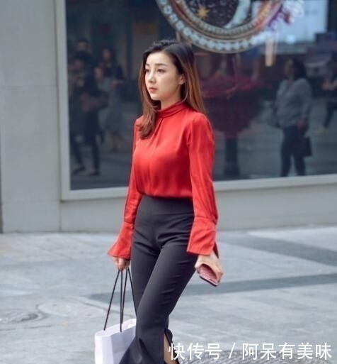 『让我』时尚街拍：小姐姐开叉喇叭裤搭配红色圆领秋衣，时尚有女人味
