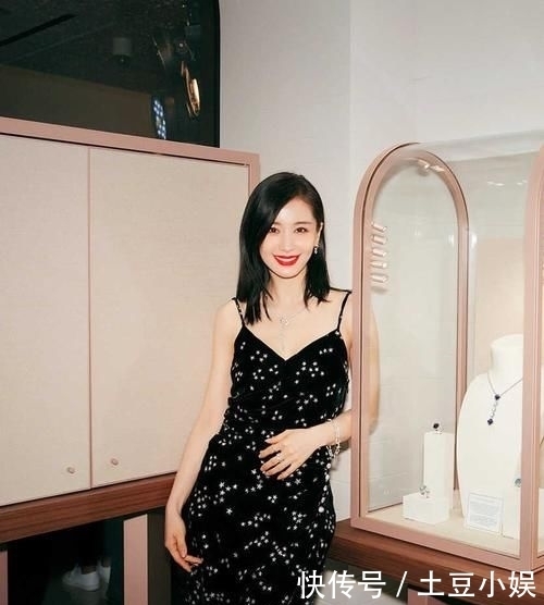 「 早已」抹胸一字裙才惊艳,32岁王子文穿上太仙了!,普通连衣裙早已过时