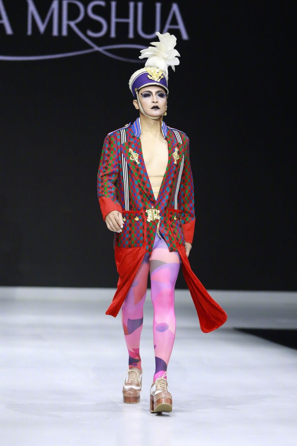 陈志朋为了火太拼了，走秀造型这么夸张，网友表示很心疼