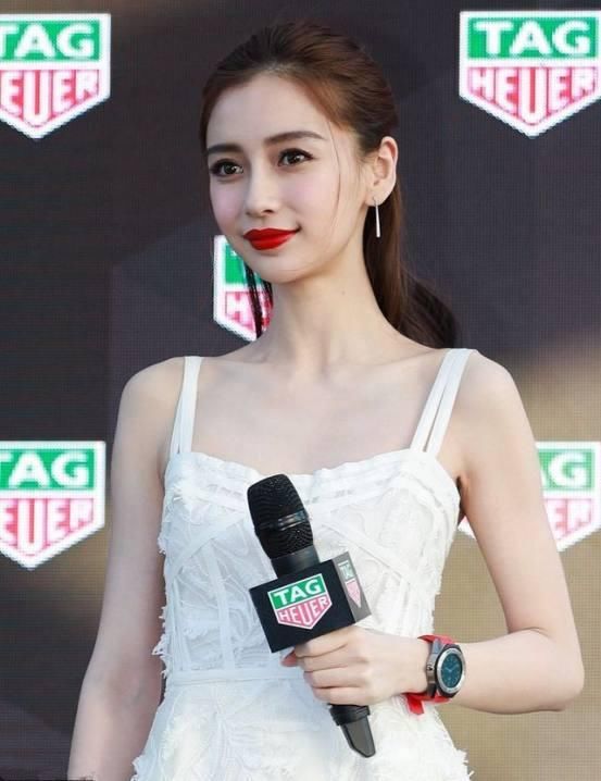 看了章泽天穿吊带裙，再看看杨颖，终于见识到了豪门和女星的差距